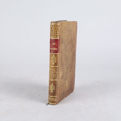 un vieux livre posé sur une surface blanche