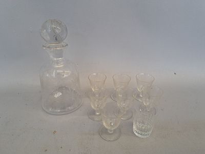 des bouteilles et des verres posés sur une table, avec un mur blanc en arrière-plan