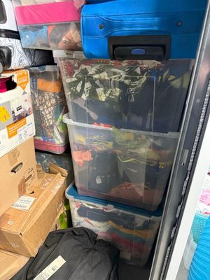 une valise bleue posée à l'arrière d'une camionnette
