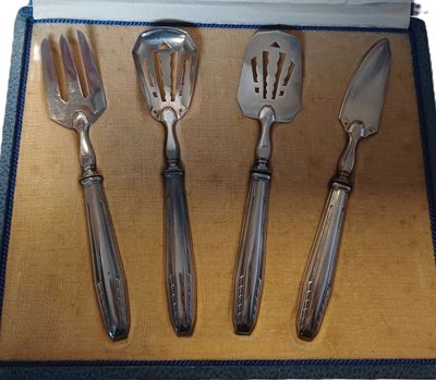 quatre fourchettes et cuillères posées sur une table