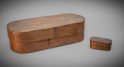 une vieille boîte en bois et une petite boîte en bois sur fond gris