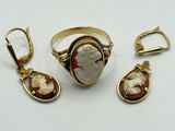 trois bijoux, dont une bague, une broche et une broche