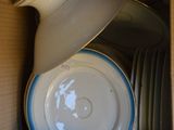 beaucoup d'assiettes et de bols dans une boîte