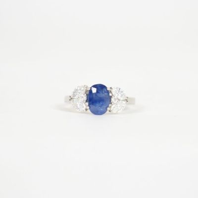 Bague en or blanc 18K (750/oo) centrée d'un saphir taille ov…
