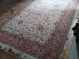 un grand tapis sur le sol d'un salon
