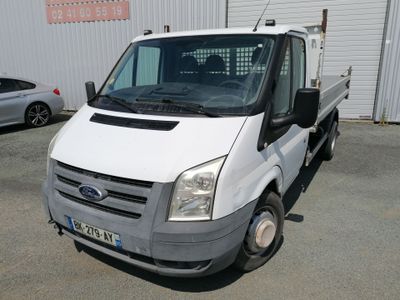 un camion blanc garé dans un parking
