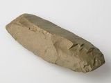 un caillou posé sur une surface blanche