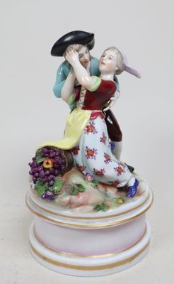 une figurine représentant un homme et une femme sur un socle