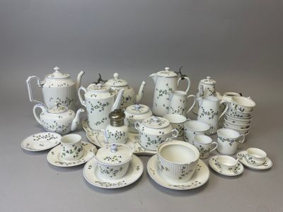 une photo d'une collection de services à thé et à café en porcelaine