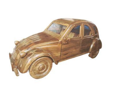 une maquette en bois d'une voiture exposée sur un fond blanc
