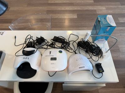 une table blanche sur laquelle sont posés de nombreux appareils électroniques