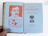 quelqu'un tient un livre sur lequel figure la photo d'un homme
