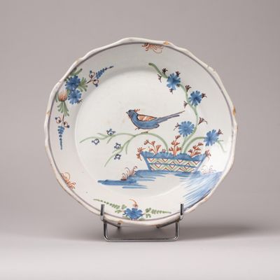 une assiette bleue et blanche avec un oiseau dessus