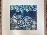 tableau représentant un arbre, encadré dans un cadre en bois et accroché au mur