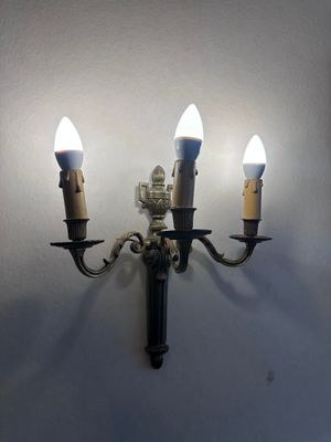 une photo d'une applique murale équipée de trois ampoules