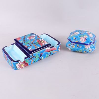 paire de boîtes chinoises à cloisonnés ornées de motifs floraux