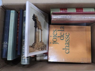 une boîte pleine de livres posée sur une table