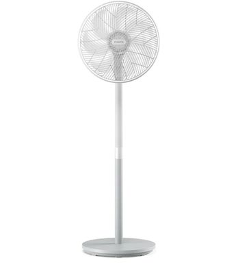 un ventilateur blanc posé sur un pied, sur fond blanc