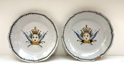deux assiettes blanches à motifs bleus et or
