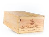 une boîte en bois sur laquelle est apposée une étiquette de vin