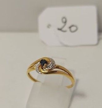 un gros plan d'une bague en or sertie d'un diamant noir et blanc