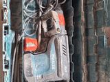 une boîte contenant une perceuse et un marteau