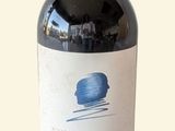 une bouteille de vin posée sur une table