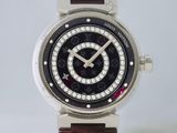 Gros plan sur une montre-bracelet ornée de diamants