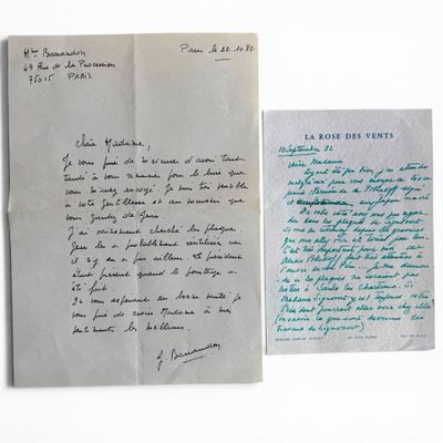 une vieille lettre manuscrite et un bout de papier posés sur une surface blanche
