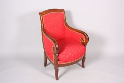 une chaise rouge avec une assise rembourrée rouge sur fond blanc