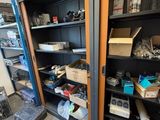 une pièce remplie de nombreux cartons et de boîtes sur les étagères