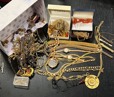 une boîte remplie de bijoux en or posée sur une table
