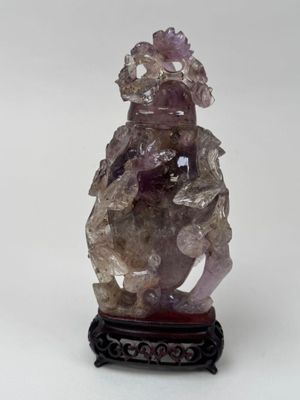 une photo d'une très jolie statue en cristal violet