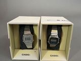une paire de montres Casio dans un coffret posé sur une surface grise