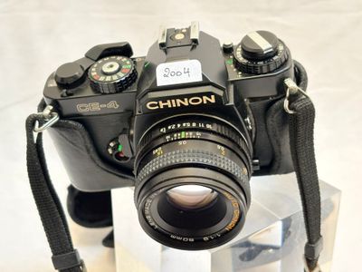 un appareil photo posé sur une boîte transparente