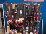 une photo d'une pièce avec des outils accrochés au mur