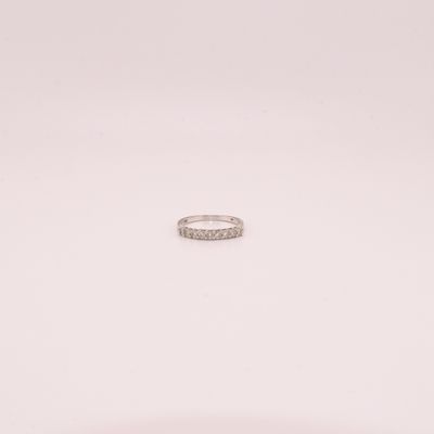 gros plan d'une bague en diamant sur une surface blanche