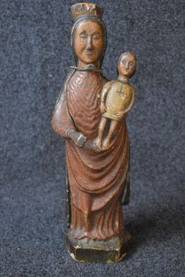 une statue ancienne d'une femme tenant un enfant dans ses bras