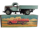 un camion jouet posé sur une boîte