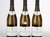 trois bouteilles de vin posées l'une à côté de l'autre sur une table