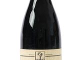 une bouteille de vin posée sur une table