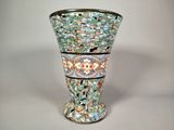 un vase orné d'un motif en mosaïque