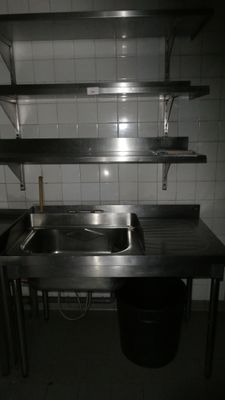 une cuisine avec un évier et une poubelle