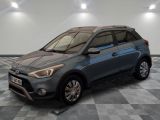 la voiture grise est garée sur le sol en damier d'un garage