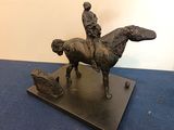 statue en bronze représentant un homme à cheval, avec un chien sur le dos