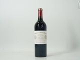 une bouteille de vin posée sur une table