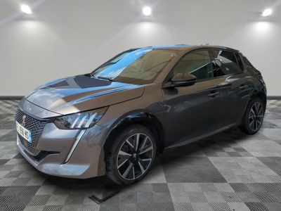 une voiture argentée garée dans une pièce au sol en damier