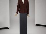 une photo d'un mannequin vêtu d'une veste rouge et d'une jupe noire