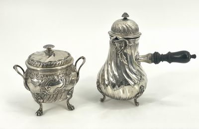 paire de théières plaquées argent, munies d'anses et d'un couvercle