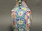 a vase that is sitting on a table in the room
